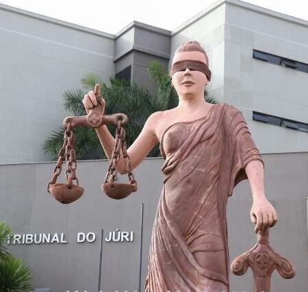 Braço mecânico se solta de caminhão, atinge carro parado e gera indenização