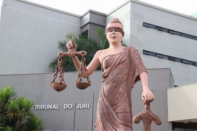 Braço mecânico se solta de caminhão, atinge carro parado e gera indenização