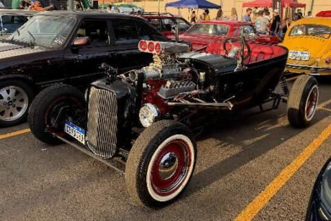 Carros clássicos e nostalgia marcam Encontro de Relíquias na Capital