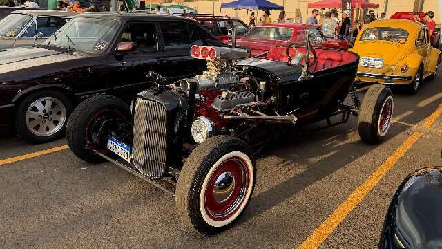 Carros clássicos e nostalgia marcam Encontro de Relíquias na Capital