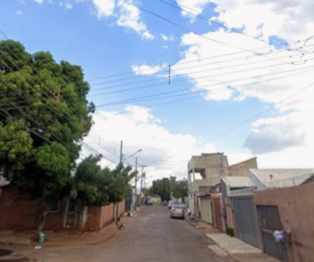 Condenado por tráfico de drogas é baleado em frente à conveniência