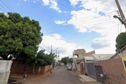 Condenado por tráfico de drogas é baleado em frente à conveniência