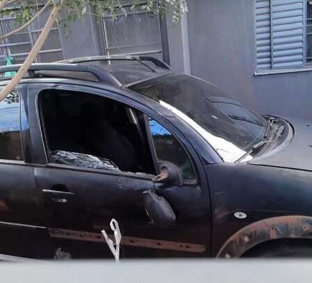 Carro que arrancou perna de comerciante é encontrado escondido em casa
