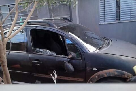 Carro que arrancou perna de comerciante é encontrado escondido em casa