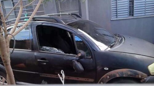 Carro que arrancou perna de comerciante é encontrado escondido em casa