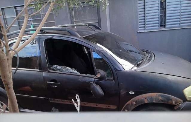 Carro que arrancou perna de comerciante é encontrado escondido em casa