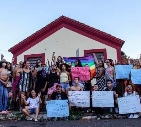 Grupo LGBT+ ocupa casa na Esplanada e cobra abrigo prometido