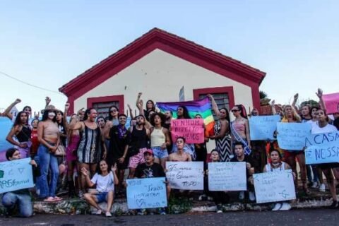 Grupo LGBT+ ocupa casa na Esplanada e cobra abrigo prometido