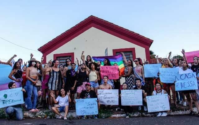 Grupo LGBT+ ocupa casa na Esplanada e cobra abrigo prometido