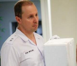 Da Capital, médico treinado aplica polilaminina em vítima de bala perdida Da Capital, médico treinado aplica polilaminina em vítima de bala perdida