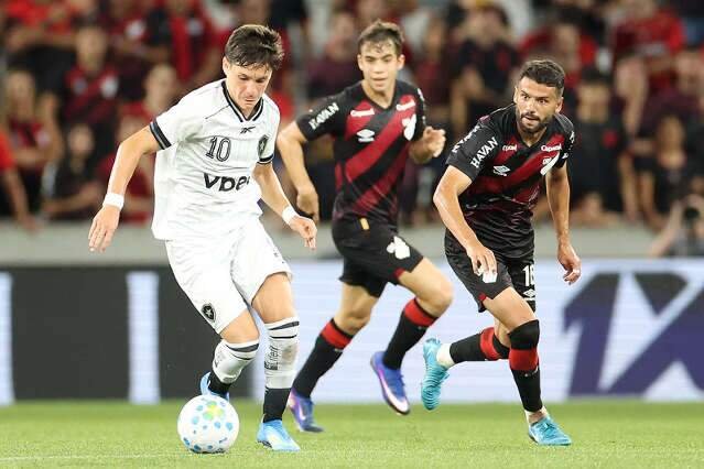 Athletico goleia Botafogo por 4 a 1 e amplia crise no Brasileirão