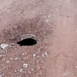 Rua passa por manutenção, mas bueiro fica aberto sem qualquer sinalização