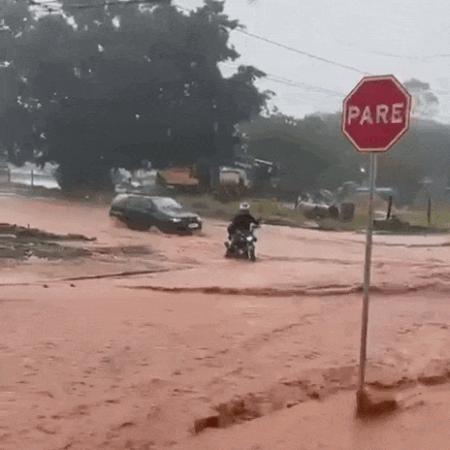 Em menos de 30 minutos, chuva alaga ruas no Jardim Noroeste e Panorama