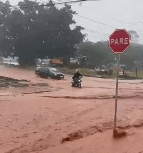 Em menos de 30 minutos, chuva alaga ruas no Jardim Noroeste e Panorama