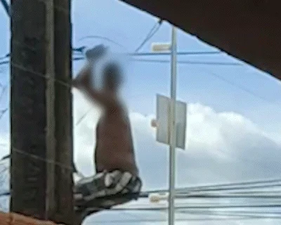 Homem é flagrado pendurado em fios para furtar energia