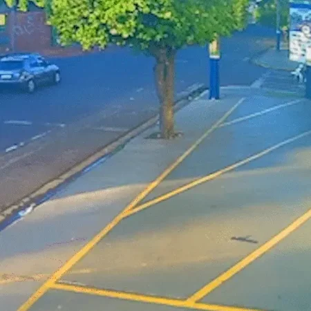 Carro passa sinal vermelho e provoca acidente com motociclista no Jardim América