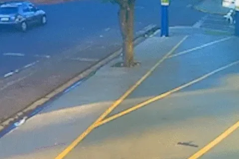 Carro passa sinal vermelho e provoca acidente com motociclista no Jardim América