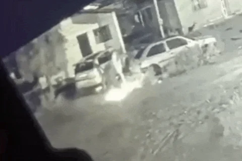 Dupla incendeia carro, volta depois e atira para o alto na Vila Nasser