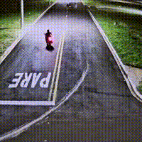 Câmera mostra adolescente em zigue-zague antes de atingir pai com bebê