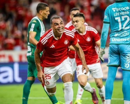 Internacional vence Chapecoense por 2 a 0 e deixa zona de rebaixamento