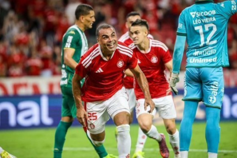 Internacional vence Chapecoense por 2 a 0 e deixa zona de rebaixamento