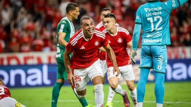 Internacional vence Chapecoense por 2 a 0 e deixa zona de rebaixamento