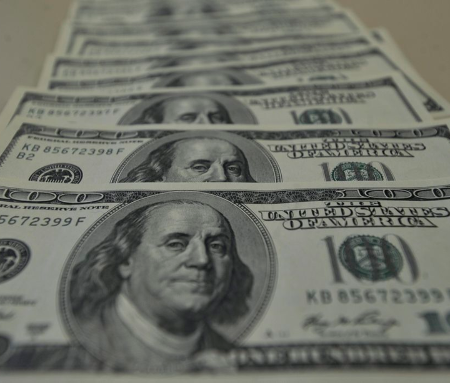 Dólar sobe a R$ 5,24 com petróleo em alta e tensão no Oriente Médio