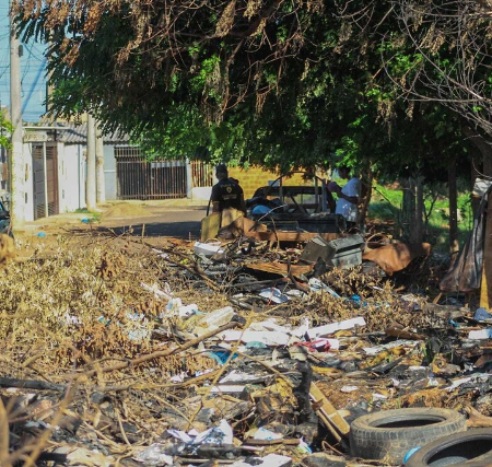 Após limpeza e instalação de câmeras, três são presos por descartar lixo