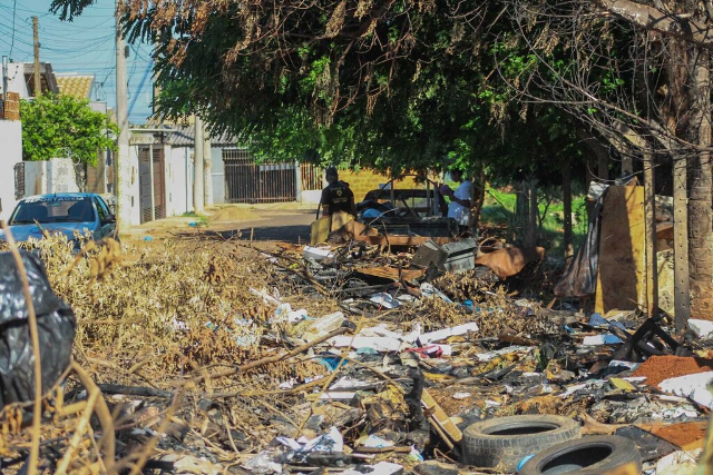Após limpeza e instalação de câmeras, três são presos por descartar lixo