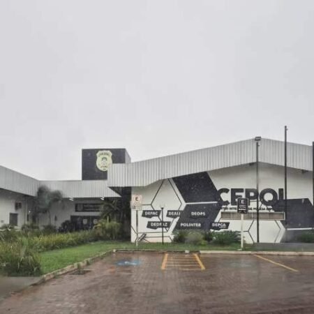 Menino de 4 anos é encontrado sozinho na rua e levado à delegacia