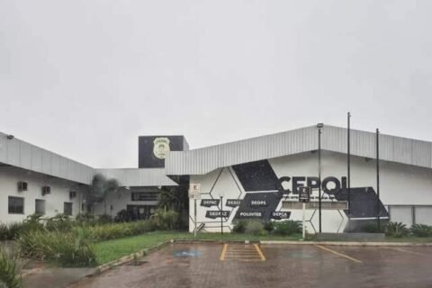 Menino de 4 anos é encontrado sozinho na rua e levado à delegacia