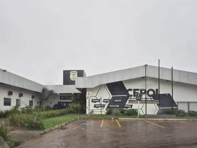 Menino de 4 anos é encontrado sozinho na rua e levado à delegacia