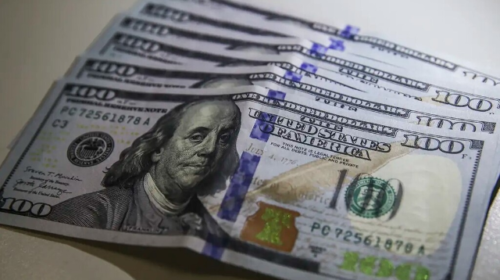 Dólar cai a R$ 5,24 com tensão no Oriente Médio e dados dos EUA