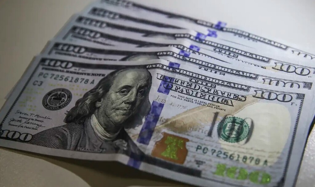 Dólar cai a R$ 5,24 com tensão no Oriente Médio e dados dos EUA