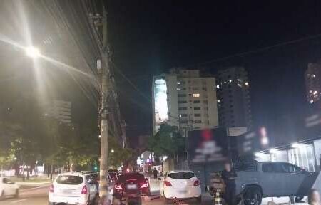 Apesar de vaga sobrando, condutores folgados estacionam na calçada de avenida