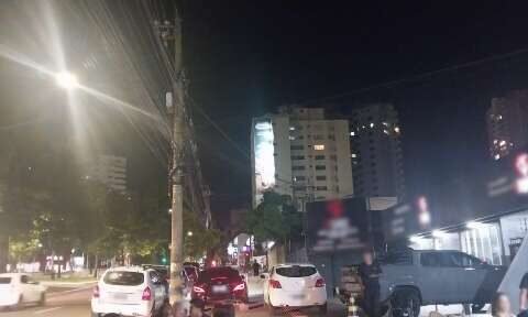 Apesar de vaga sobrando, condutores folgados estacionam na calçada de avenida