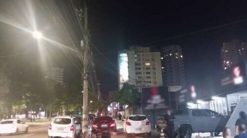 Apesar de vaga sobrando, condutores folgados estacionam na calçada de avenida