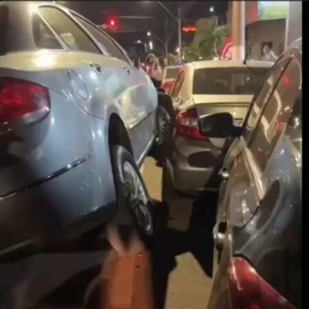 Carro "sobe" em veículo estacionado após colisão em frente à igreja