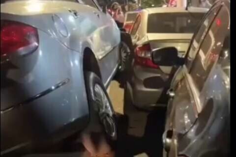 Carro "sobe" em veículo estacionado após colisão em frente à igreja