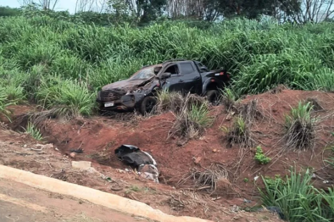 Motorista capota caminhonete roubada na MS-276 e acaba preso