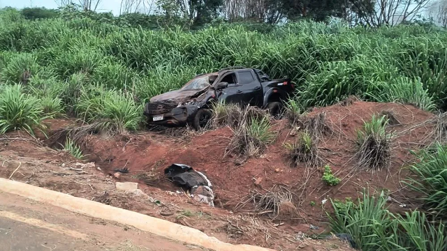 Motorista capota caminhonete roubada na MS-276 e acaba preso