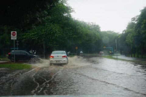 Inmet emite alerta de chuvas intensas para 60 municípios de MS nesta segunda