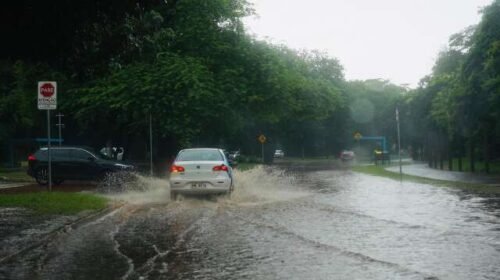 Inmet emite alerta de chuvas intensas para 60 municípios de MS nesta segunda