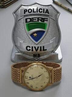 Jardineiro furta relógio do patrão, grava vídeo e é preso ao voltar ao trabalho