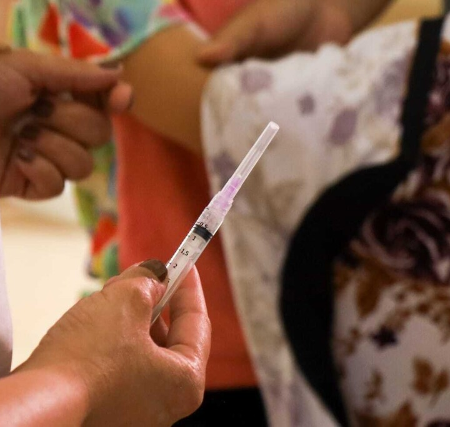 Mutirão da saúde vai a shopping para vacinar grupos prioritários