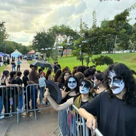 Com 376 ingressos, fila para ver Ney Matogrosso passa de 900 pessoas