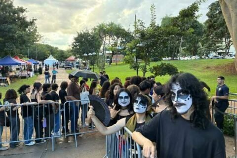 Com 376 ingressos, fila para ver Ney Matogrosso passa de 900 pessoas