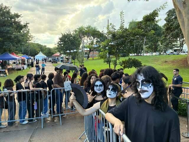 Com 376 ingressos, fila para ver Ney Matogrosso passa de 900 pessoas