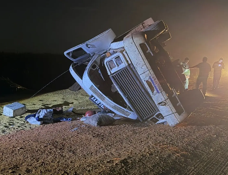 Carreta carregada com soja tomba em trecho sem asfalto da MS-134