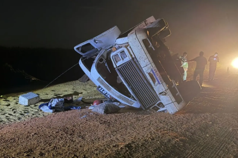 Carreta carregada com soja tomba em trecho sem asfalto da MS-134